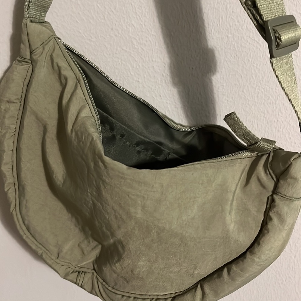 Super cute khaki army green crossbody bag! 2 inside pockets